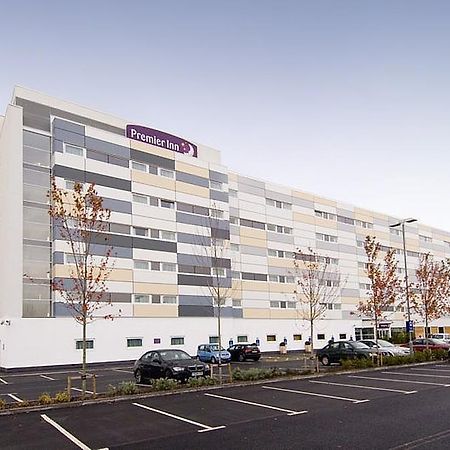Premier Inn Manchester Airport Runger Lane North Хейл Экстерьер фото