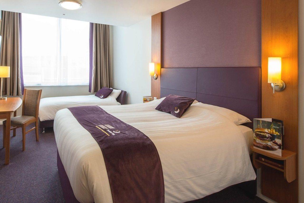 Premier Inn Manchester Airport Runger Lane North Хейл Экстерьер фото