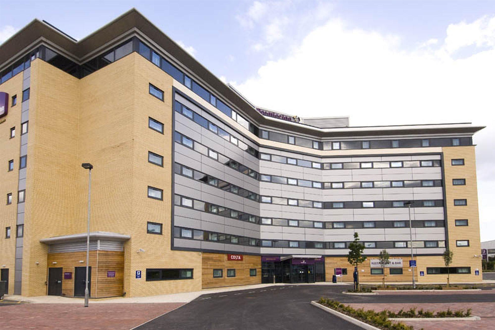 Premier Inn Manchester Airport Runger Lane North Хейл Экстерьер фото