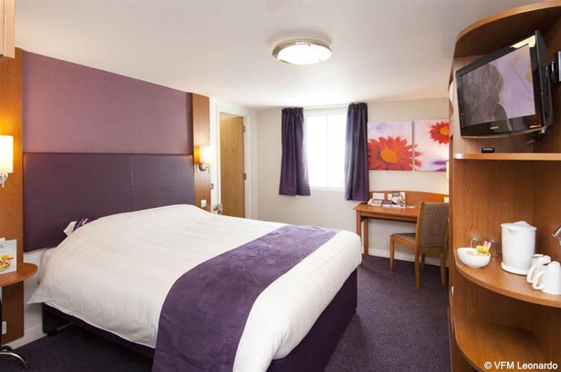Premier Inn Manchester Airport Runger Lane North Хейл Экстерьер фото