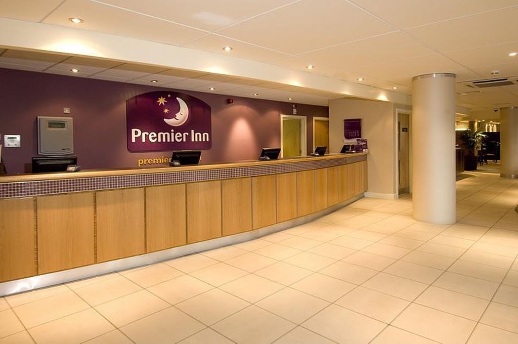 Premier Inn Manchester Airport Runger Lane North Хейл Экстерьер фото