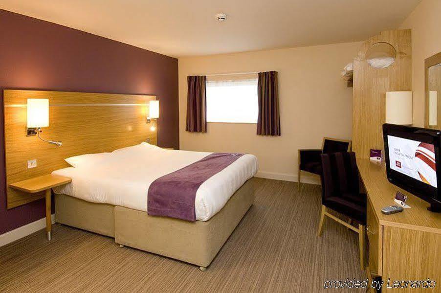 Premier Inn Manchester Airport Runger Lane North Хейл Экстерьер фото